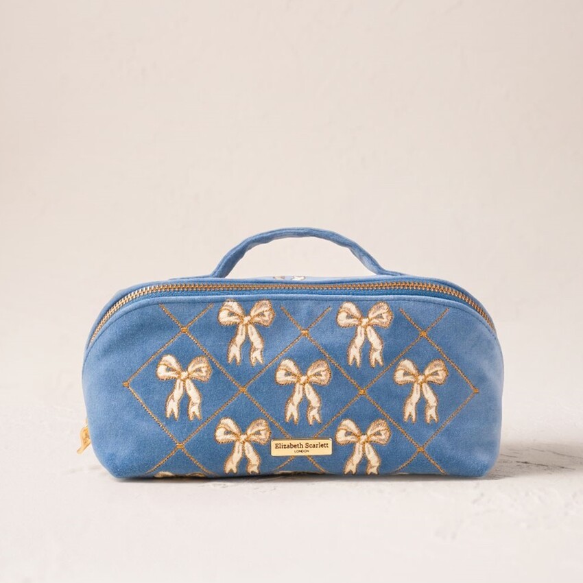 Fotografia: Elizabeth Scarlett Lattice Bows Dusky Blue Velvet Open Flat Makeup Bag