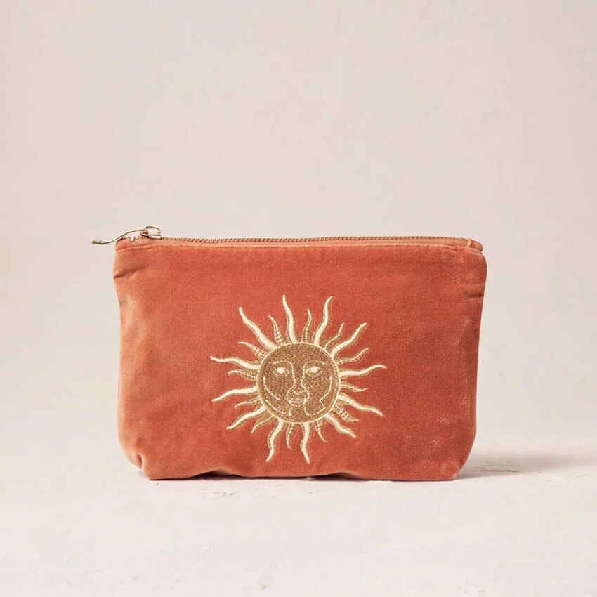 Fotografia: Elizabeth Scarlett Mini bolsa em veludo cor de ferrugem «Deusa do Sol»