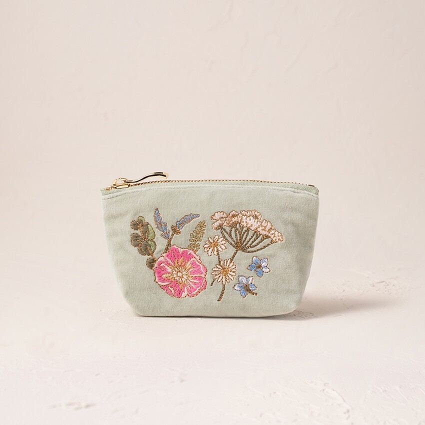 Fotograf: Elizabeth Scarlett Pressed Flowers Sage Green Velvet Coin Purse