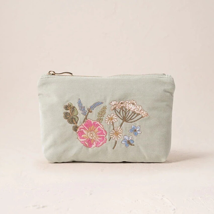 Fotografia: Elizabeth Scarlett Pressed Flowers Sage Green Velvet Mini Pouch