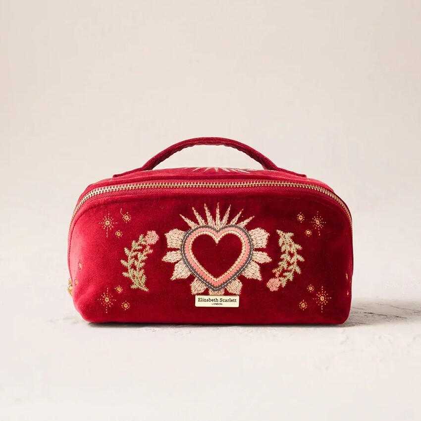 Photograph: Elizabeth Scarlett Trousse de maquillage plate et ouverte « Enchanted Heart » en velours rouge