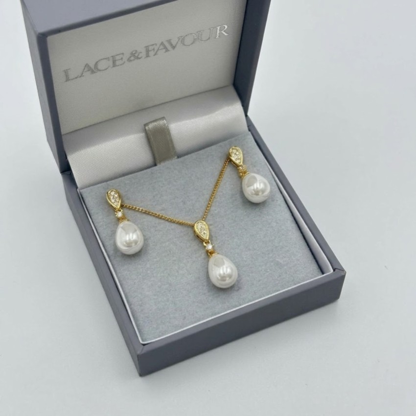 Photograph: Ensemble de bijoux Faye Gold avec perles en forme de larme et cristaux