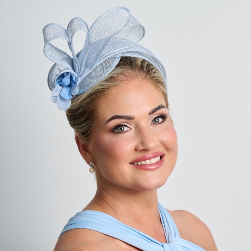 Fotografía: Fascinador de boda de sinamay azul claro con un sencillo pliegue lateral