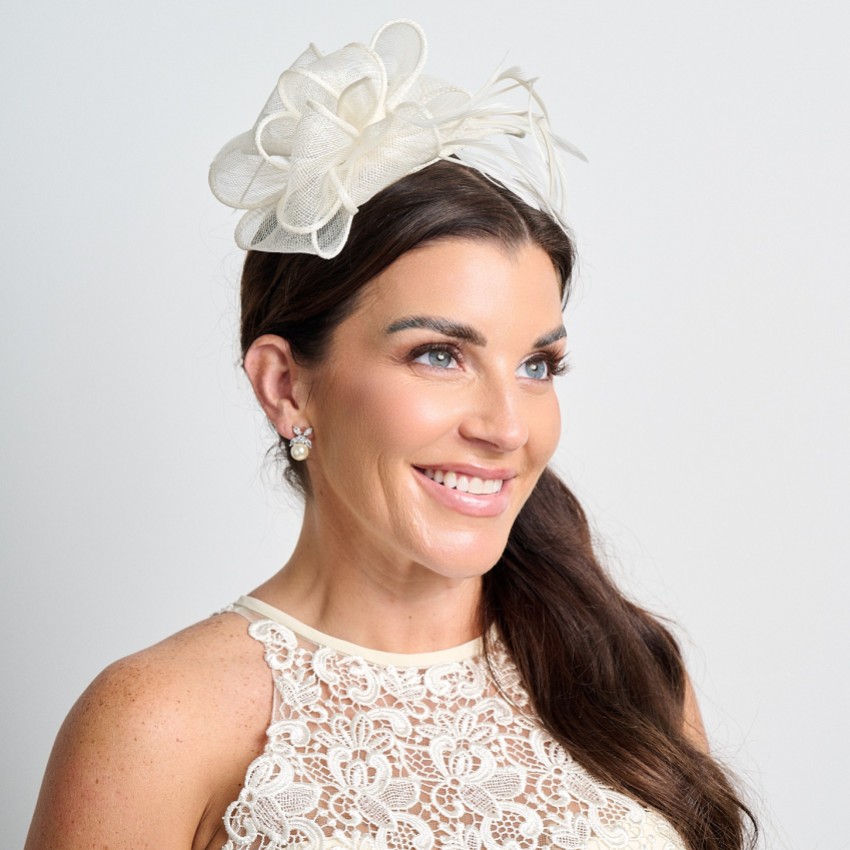 Fotografia: Fascinator da sposa in sinamay e piume color crema