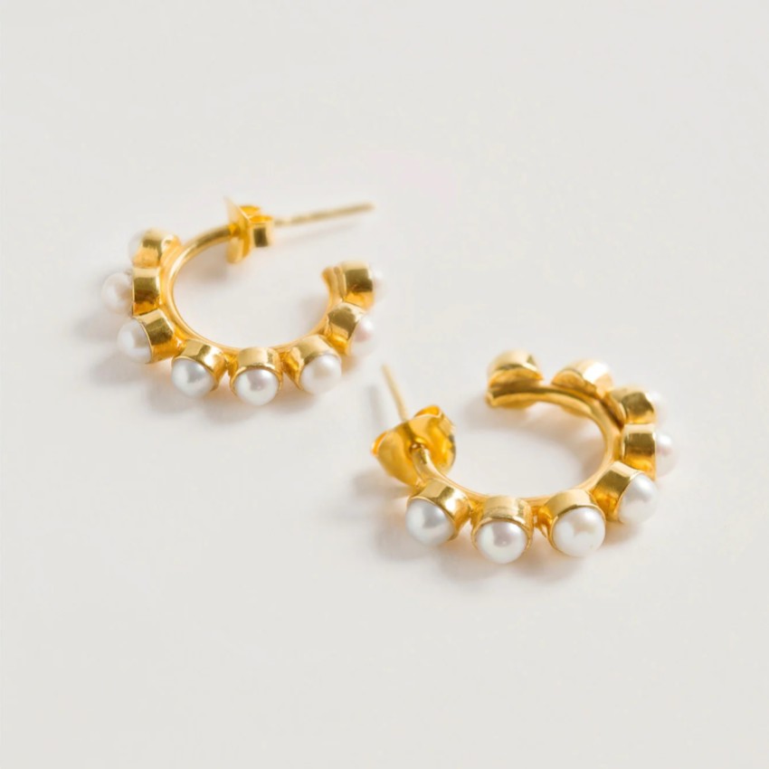 Fotografía: Freya Rose Aros dorados con perlas en forma de tachuela
