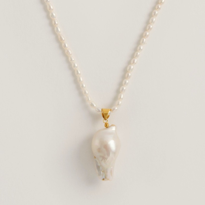 Fotografía: Freya Rose Collar de perlas de arroz con colgante de perla barroca grande