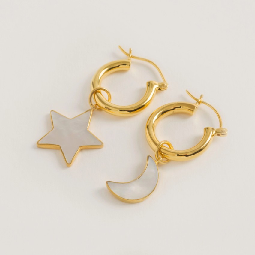 Fotografía: Freya Rose Mini aros de oro con estrella y luna de nácar