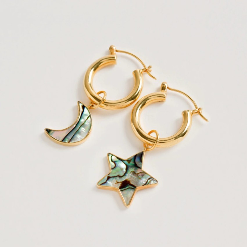 Fotografía: Freya Rose Mini aros de oro con estrella y luna de paua