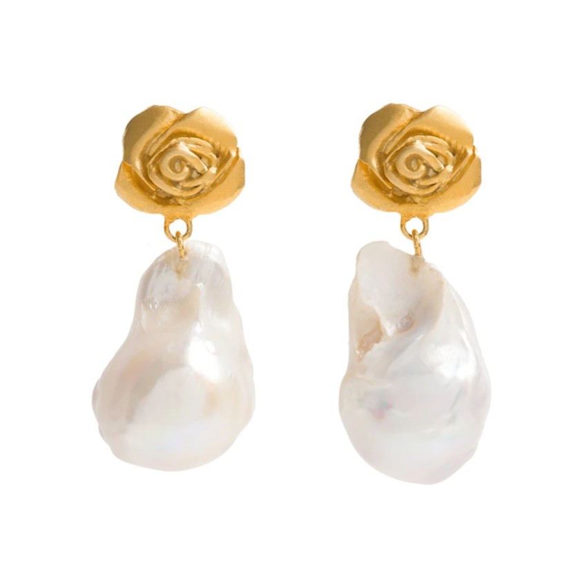 Fotografía: Freya Rose Pendientes de perlas barrocas con forma de rosa dorada