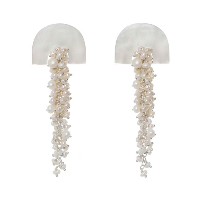 Fotografía: Freya Rose Pendientes largos de nácar plateado Hakuro