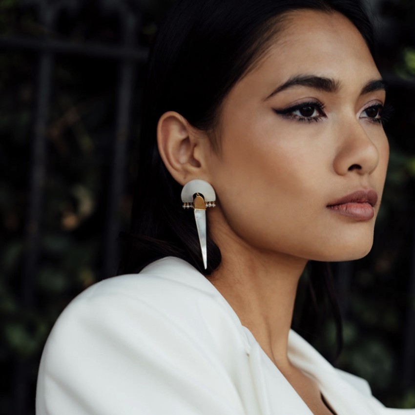 Fotografía: Freya Rose Pendientes llamativos de marfil y nácar dorado de Myla