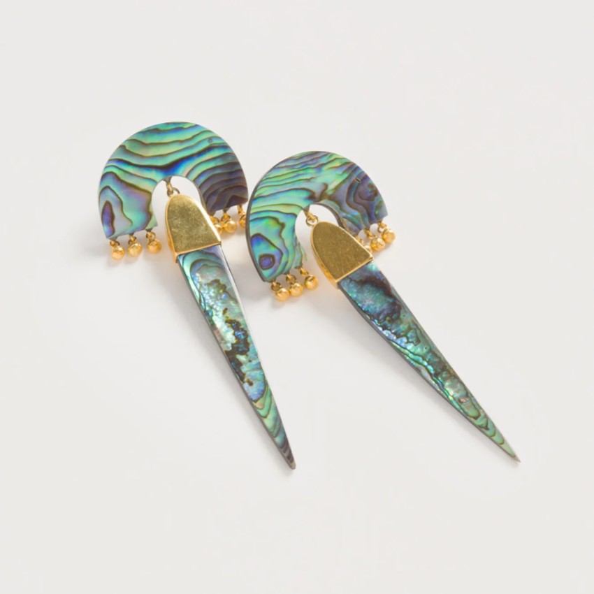 Fotografía: Freya Rose Pendientes llamativos de nácar de Myla Verde