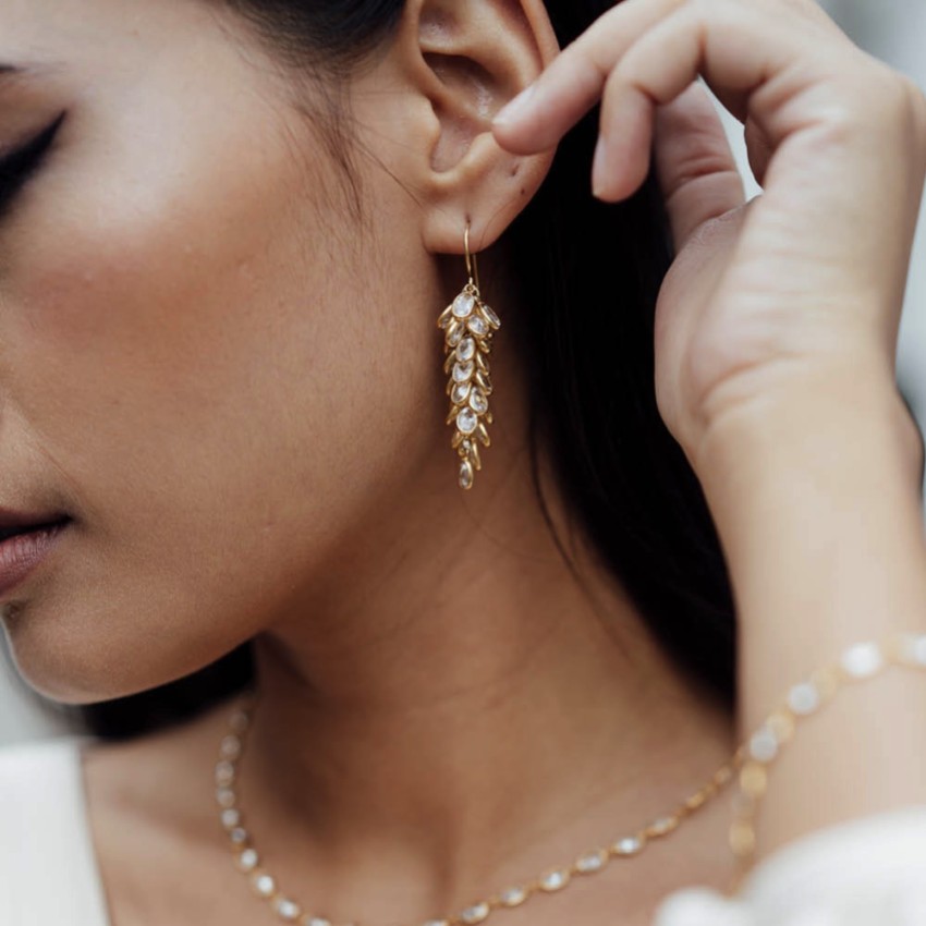 Fotografía: Freya Rose Pendientes midi con cristal en forma de gota de oro de 22 quilates