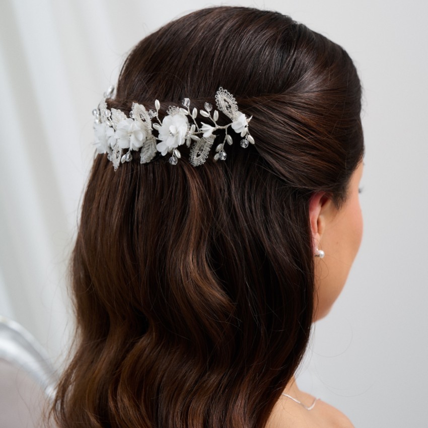 Fotografia: Grinalda de cabelo Sabrina com folhas com miçangas e flores de cristal