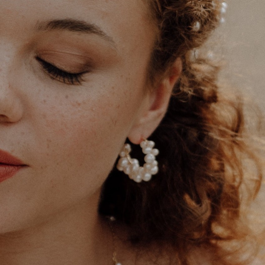 Fotografia: Hermione Harbutt Brincos de argola com detalhes em pérolas Milena