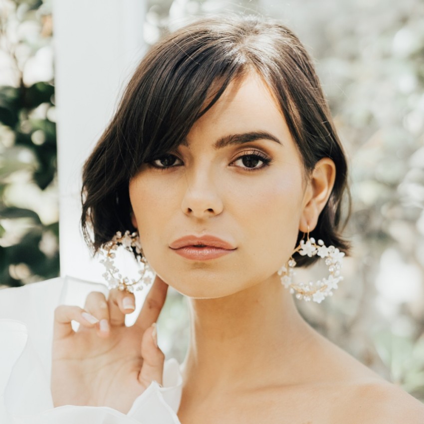 Fotografia: Hermione Harbutt Brincos de argola com flores em madrepérola da Elspeth