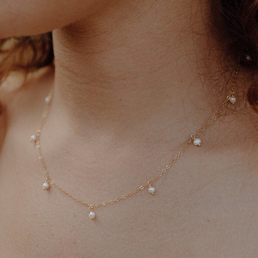 Fotografía: Hermione Harbutt Collar de cadena con perlas delicadas «Raindrop»