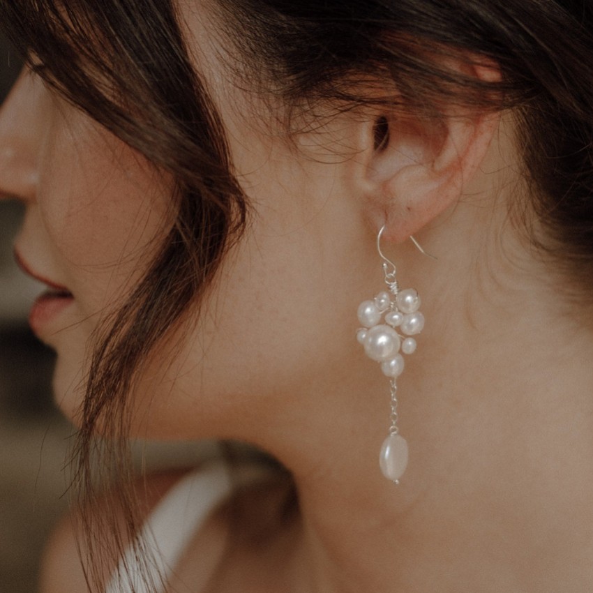 Fotografía: Hermione Harbutt Pendientes de perlas de agua dulce Aisla Statement