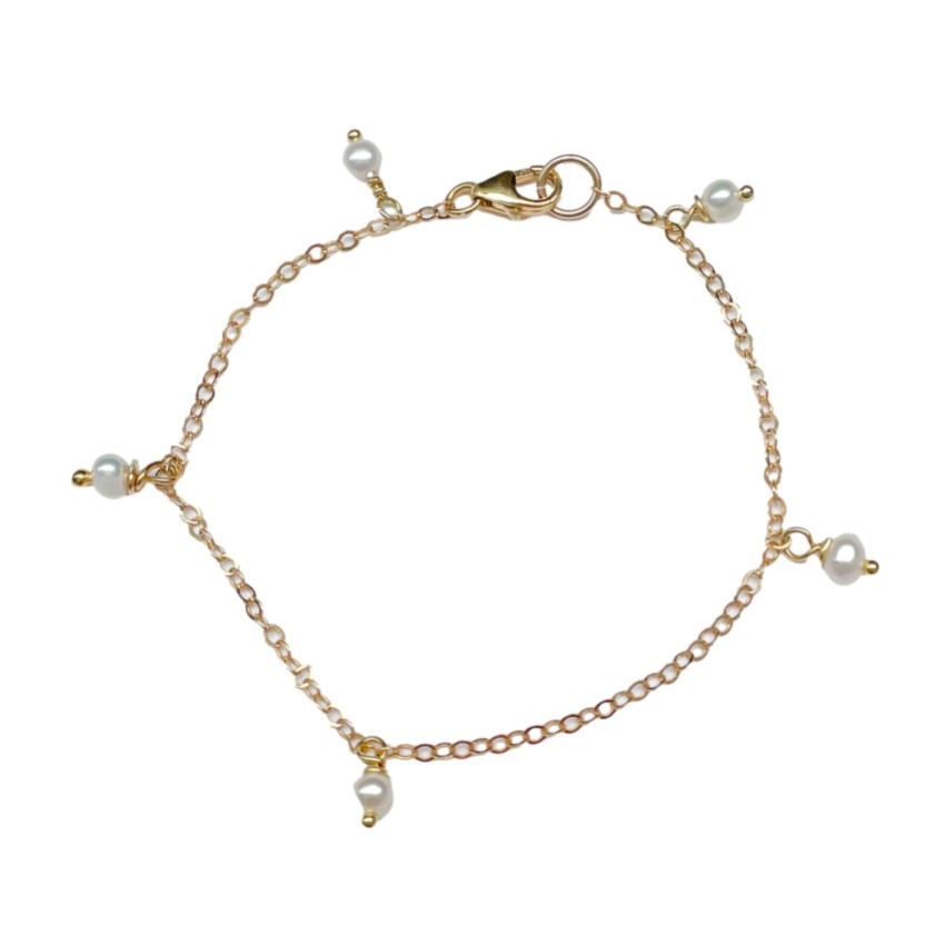 Fotografia: Hermione Harbutt Pulseira com corrente de pérolas delicadas em forma de gota de chuva