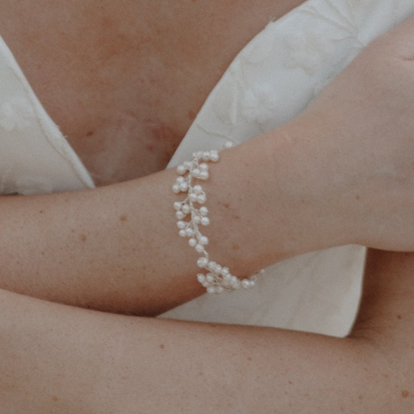 Fotografia: Hermione Harbutt Pulseira de pérolas de água doce para meninas