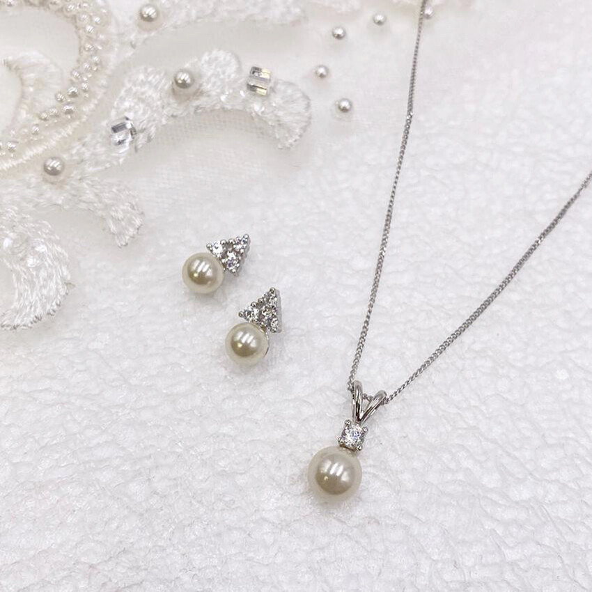 Fotografía: Ivory and Co Conjunto clásico de joyas nupciales con perlas