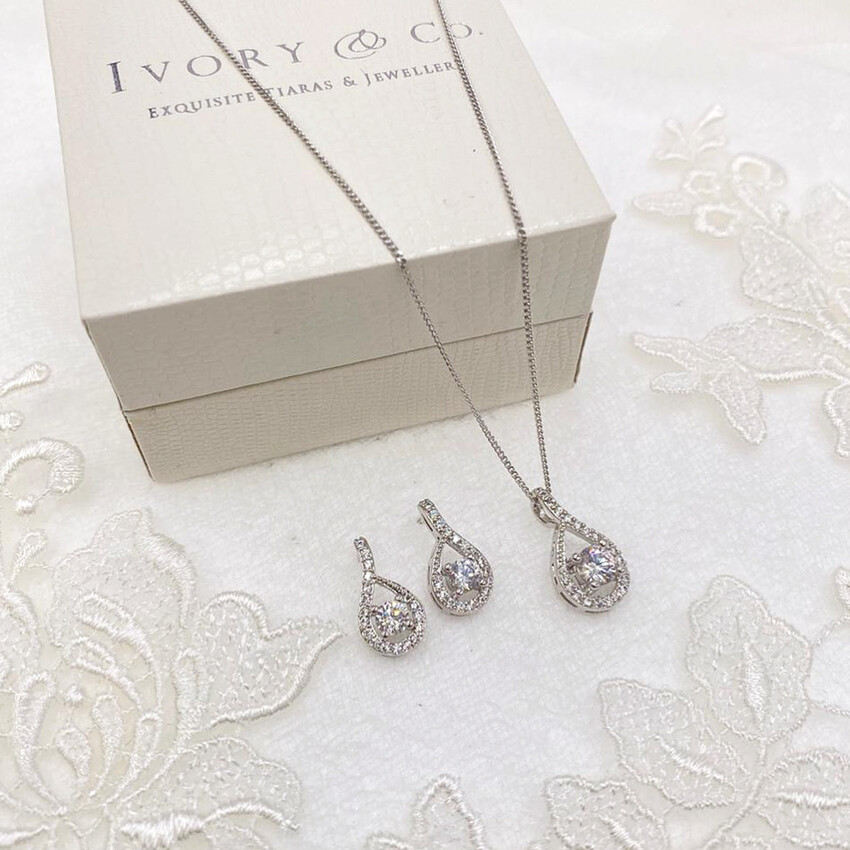 Fotografía: Ivory and Co Conjunto de joyas nupciales «Eternity Crystal»