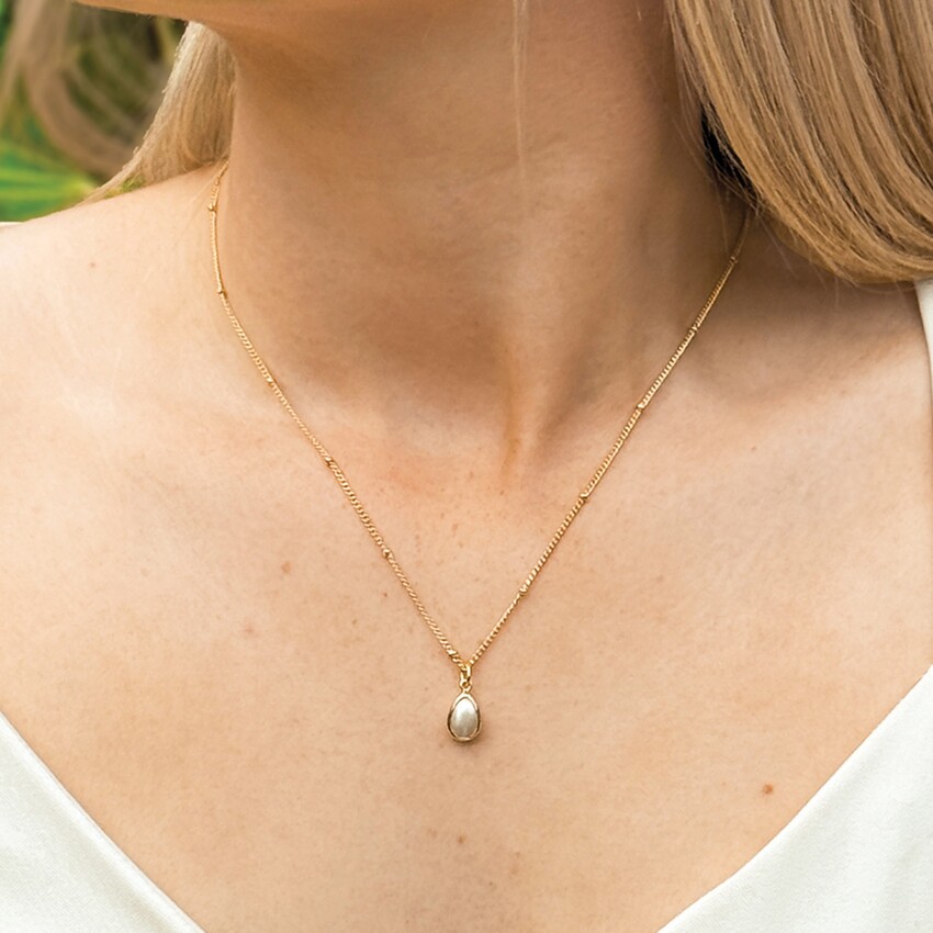 Photograph: Ivory and Co Corsica Gold Pearl Pendant Necklace