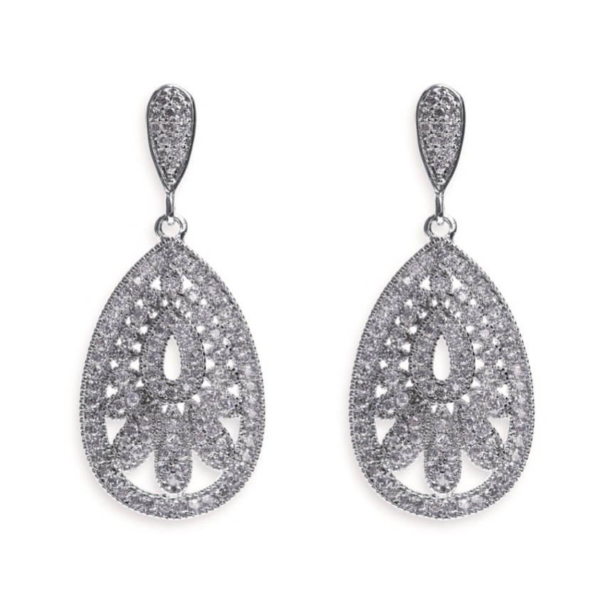 Photograph: Ivory and Co Cosmopolitan Vintage Inspired Crystal Drop Wedding Earrings
