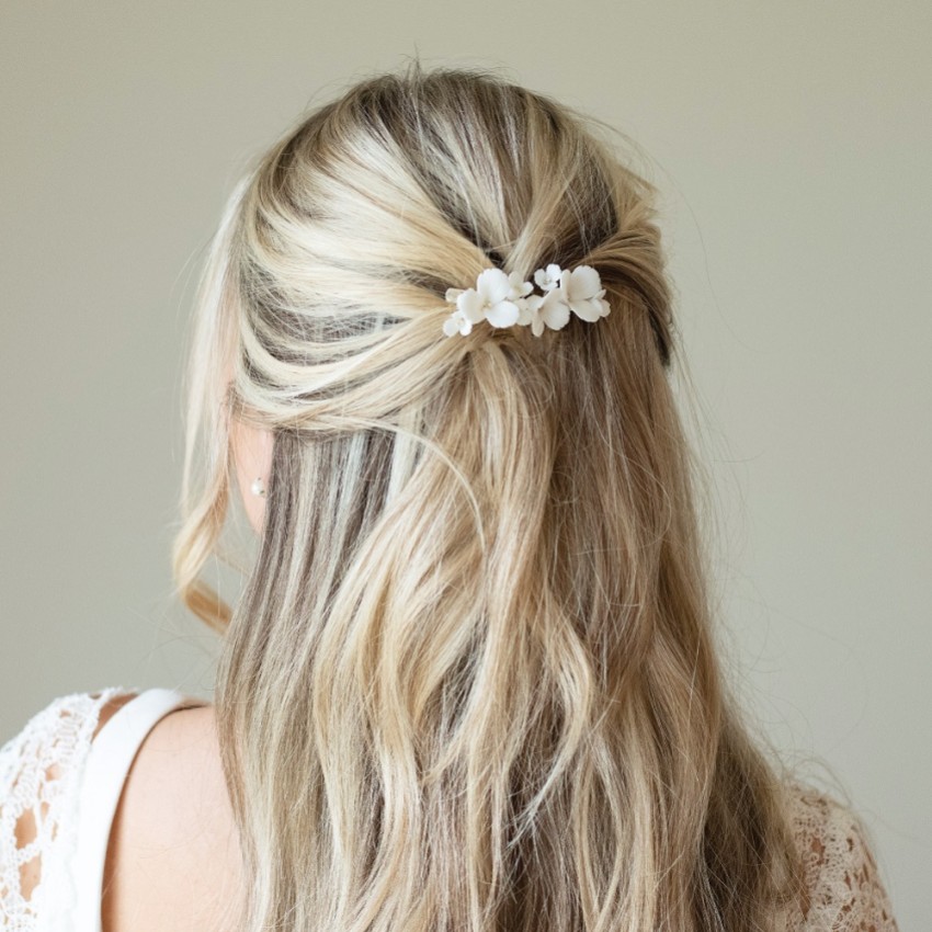 Fotografía: Ivory and Co Delicada horquilla de boda con flores de cerámic de flor de saúco