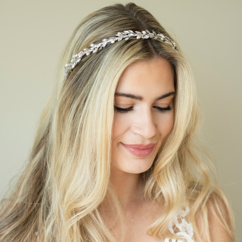 Fotografía: Ivory and Co Diadema «Moonshine» con perlas plateadas y cristales