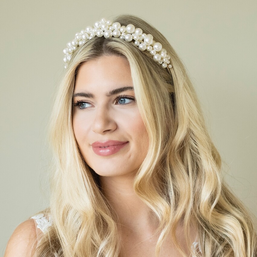Fotografía: Ivory and Co Diadema nupcial con racimo de perlas de Odyssey Statement