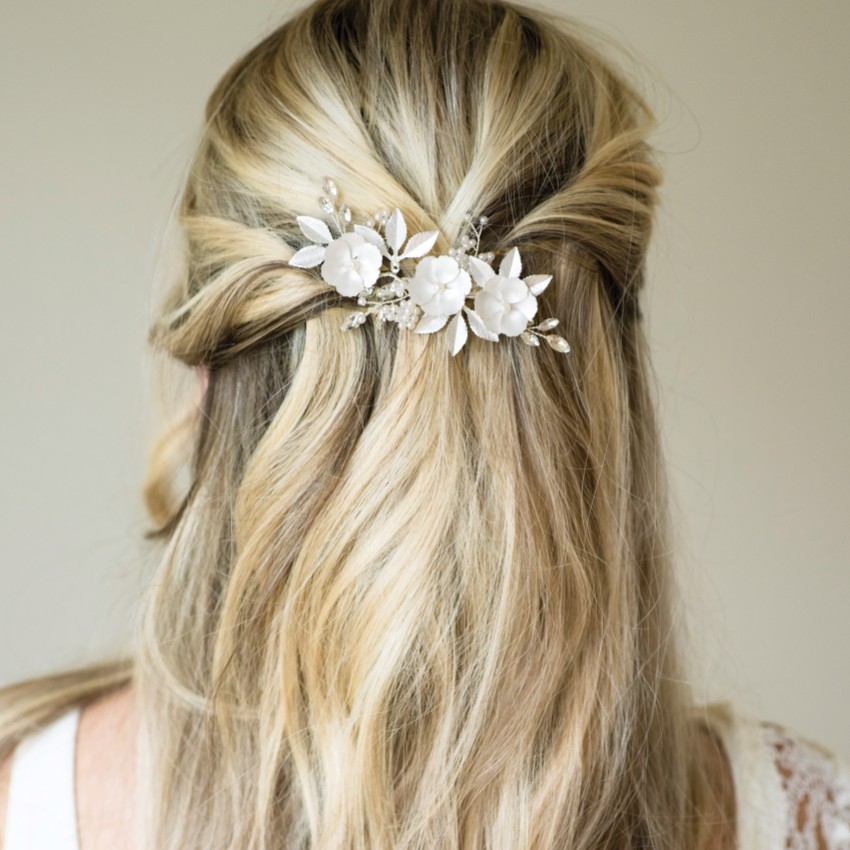 Fotografia: Ivory and Co Grampo de cabelo floral delicado com cristais e pérolas Gardenia Silver