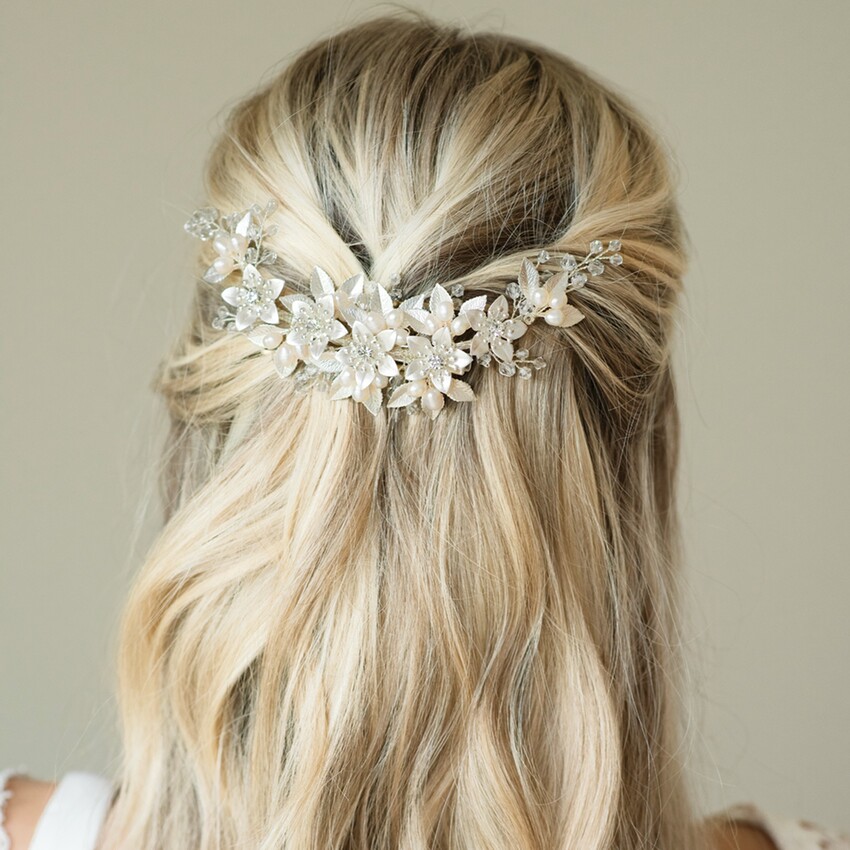 Fotografia: Ivory and Co Grampo de cabelo nupcial em forma de meia-lua com motivos florais esmaltados «Spring Blossom»