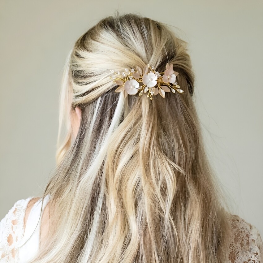 Fotografía: Ivory and Co Horquilla floral «Gardenia Gold» con delicados cristales y perlas