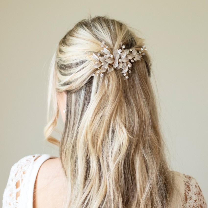 Fotografía: Ivory and Co Horquilla para el pelo de boda con hojas esmaltadas en dorado de Fairydust