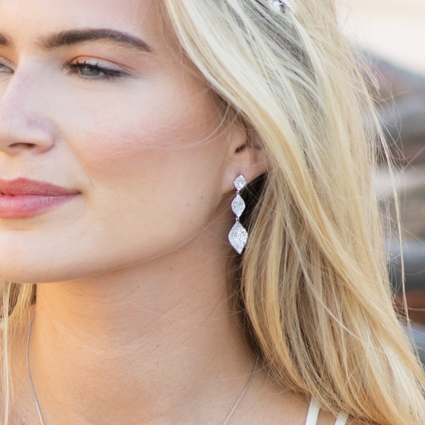 Zdjęcie: Ivory and Co Kolczyki Rochelle z kryształami w stylu pavé i potrójnymi zawieszkami