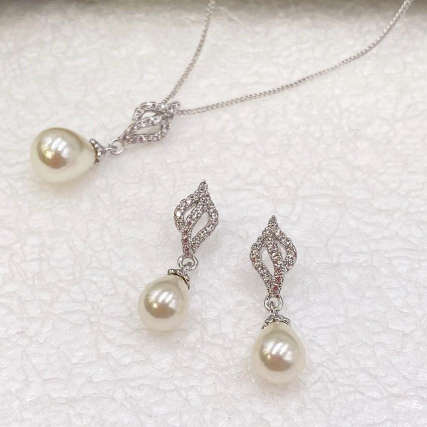 Fotograf: Ivory and Co Lissabon Perlen Brautschmuck Set