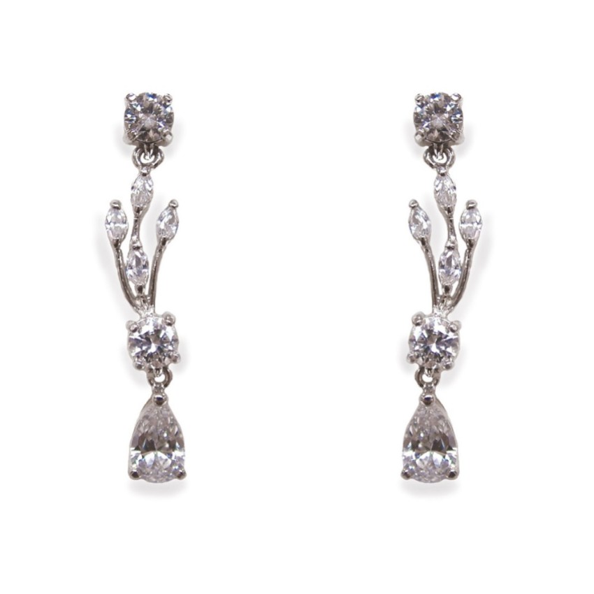 Photograph: Ivory and Co Mayfair Vintage Inspired Crystal Drop Wedding Earrings