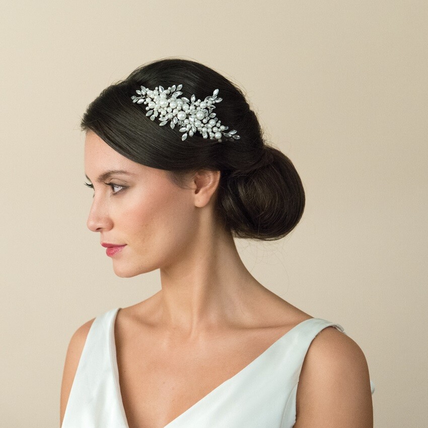 Fotografía: Ivory and Co Peineta nupcial de perlas y cristales «Catalina»