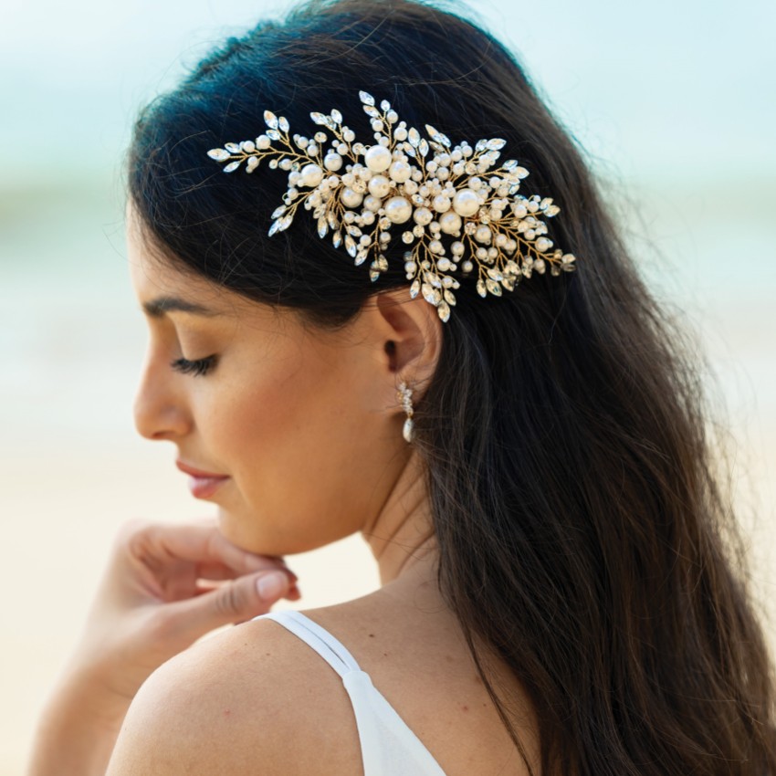 Fotografía: Ivory and Co Peineta «Ocean Days Gold Statement» con perlas y cristales