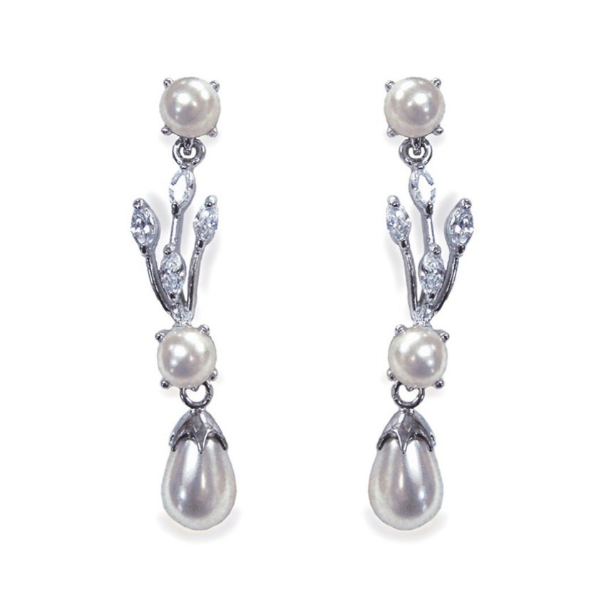 Photograph: Ivory and Co Pendants d'oreilles de mariage Belgravia en perles et cristaux