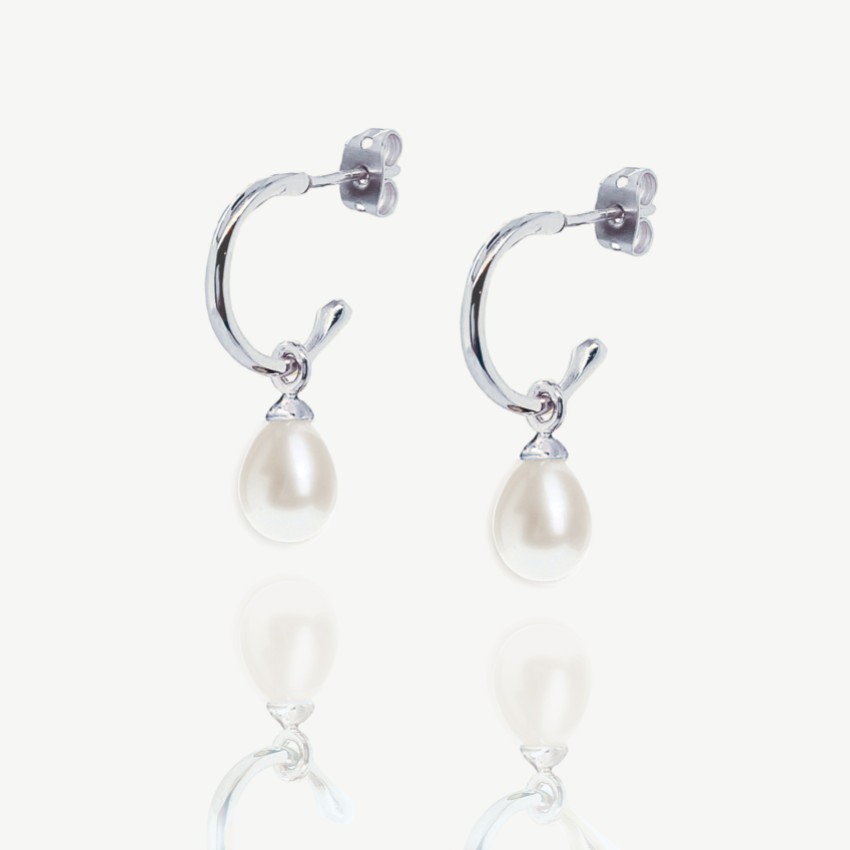 Fotografía: Ivory and Co Pendientes de aro Harrow Silver Pearl