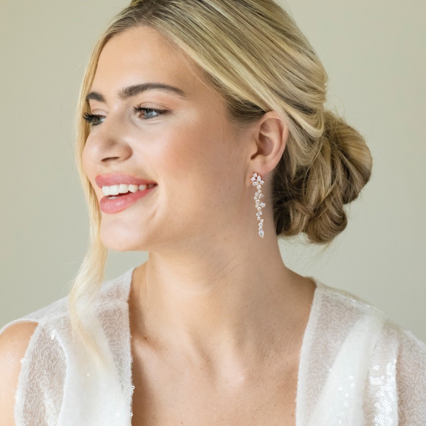 Fotografía: Ivory and Co Pendientes de cristal dorado con forma de racimo de Islington