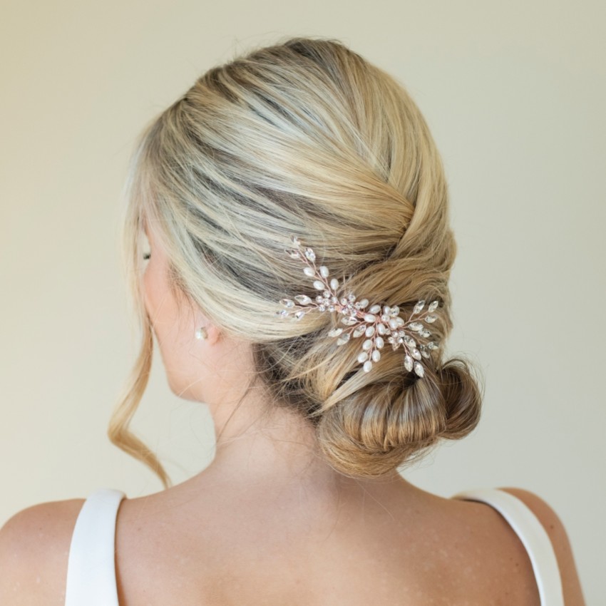 Fotografia: Ivory and Co Pente de cabelo delicado com cristais e pérolas em tom de ouro rosa cintilante