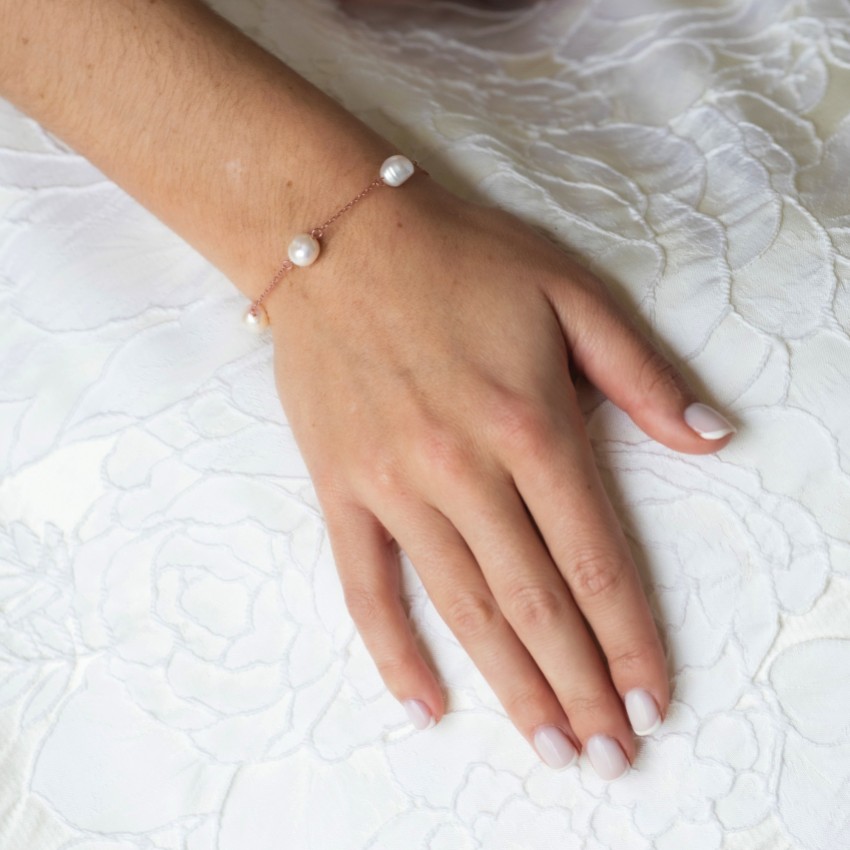 Fotografía: Ivory and Co Pulsera de cadena fina con perlas barrocas y oro rosa de Bermudas