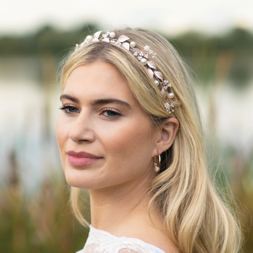 Fotograf: Ivory and Co Skylark Rose Gold Blätter und Perle Haar Rebe