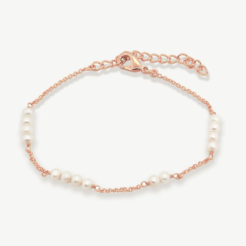 Photograph: Ivory and Co St Ives Rose Gold Dainty Pearl Chain Bracelet