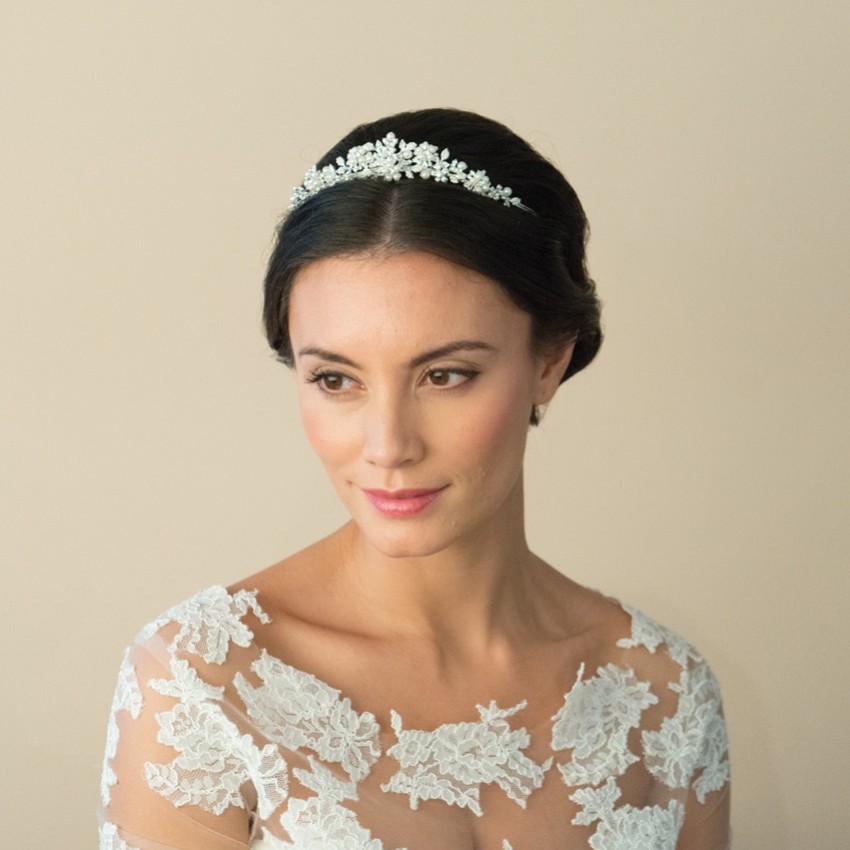 Fotografia: Ivory and Co Tiara de noiva Sophie com flores, pérolas e cristais