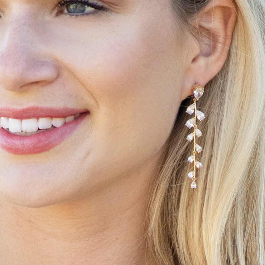 Fotograf: Ivory and Co Weide Gold lange Kristall Rebe Ohrringe
