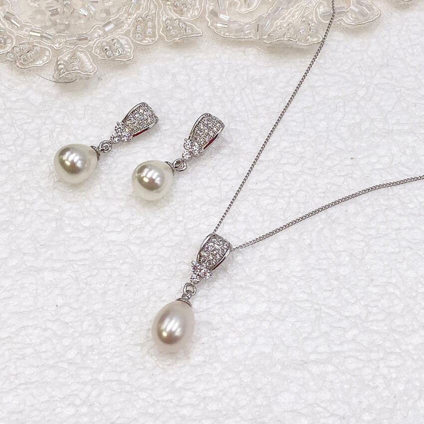 Zdjęcie: Ivory and Co Zestaw biżuterii ślubnej Serrano Pearl